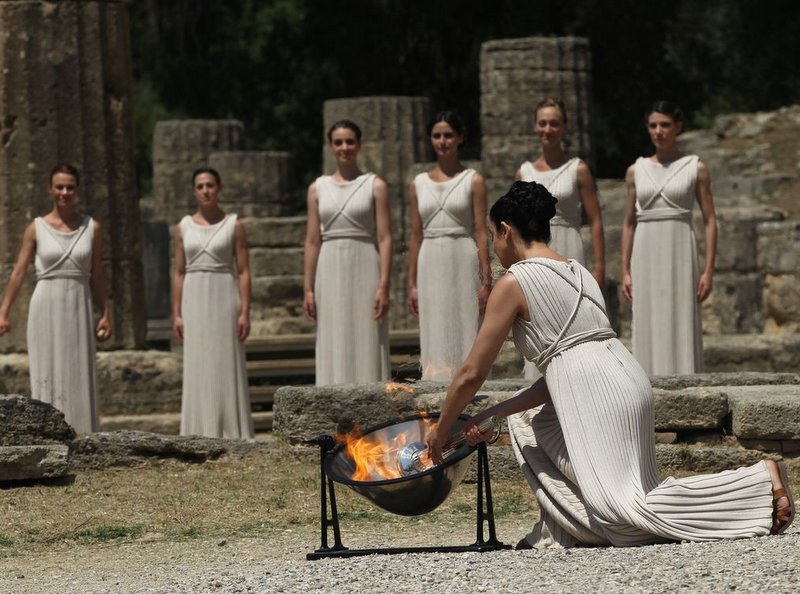 Η ηθοποιός Ινώ Μενεγάκη στο ρόλο της Πρωθιέρειας ανάβει  την Ολυμπιακή Φλόγα στον πρώτο λαμπαδηδρόμο  Σπύρο Γιαννιώτη, παγκόσμιο  πρωταθλητή κολύμβησης,  κατά τη διάρκεια της τελετής αφής της Φλόγας για τους Ολυμπιακούς Αγώνες του Λονδίνου 2012, στο Ναό της Ήρας, στην Aρχαία Ολυμπία, την Πέμπτη 10 Μαΐου 2012.ΑΠΕ-ΜΠΕ / ΟΡΕΣΤΗΣ ΠΑΝΑΓΙΩΤΟΥ