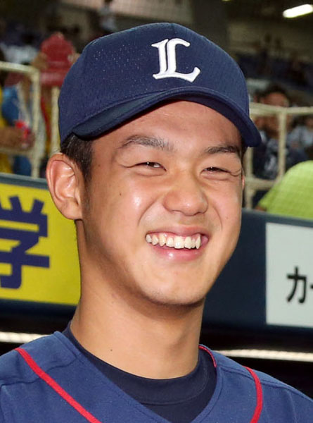 オリックス対西武　プロ初勝利にウイニングボールを手に田辺監督と握手を交わす　高橋光成（西武）